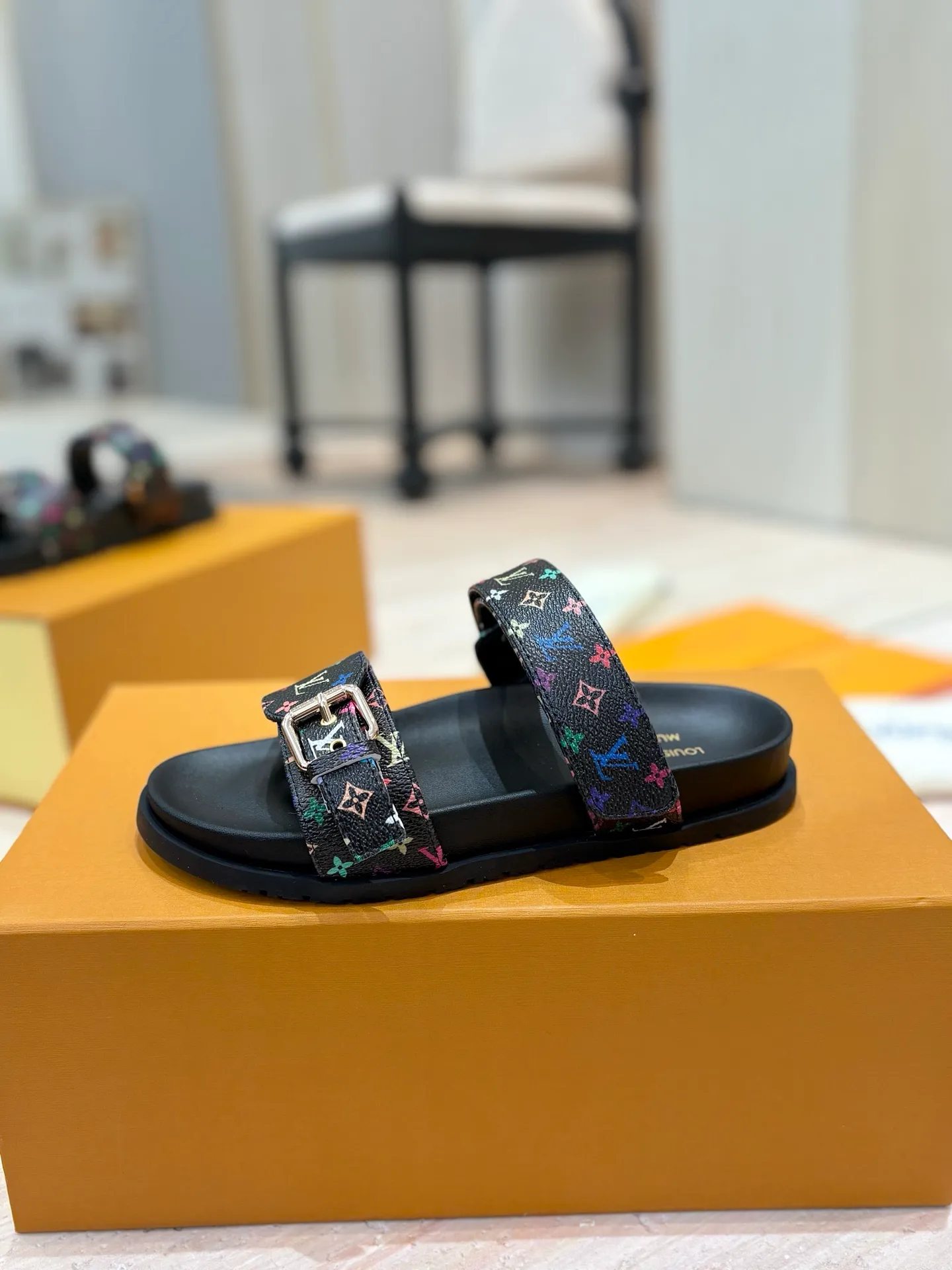 👟👟Ex-factory price 400👟👟 LV 2025 spring and summer new products 🥰 Popular LV donkey brand counters Embossed logo embossed sandals This Pool Pillow Comfort flat sandals are made of technical fabrics and use high-frequency embossing technology to reinterpret the Monogram pattern. Soft padded upper with adjustable Velcro, comfortable and tough insole adds harmonious colors 👍New hard goods, purchasing agent level! Full of high-end feel! A popular model among bloggers at home and abroad, it’s retro and fashionable and looks amazing on your feet! The official website's main recommendation 👍👍 ✅ Upper: waterproof special original fabric ✅ Inner lining: imported mixed sheepskin ✅ Outsole: original molded foam outsole ✅ Number of sizes: women's size 35-45 (women's size 41 men's 38.45, custom-made, non-refundable) ✅ Packaging: full set of drawer boxes ​